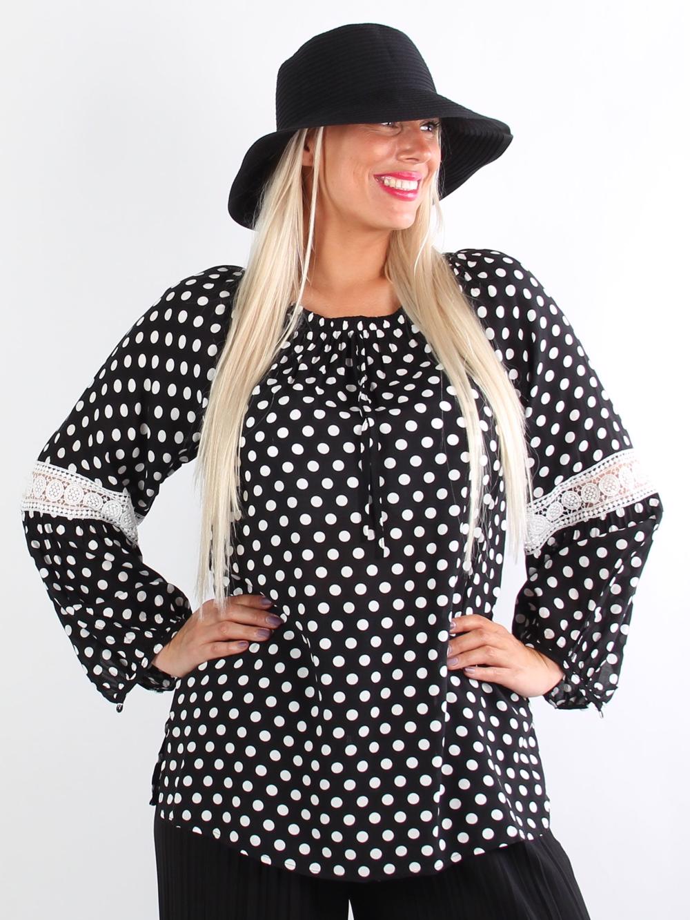 Lindsay - Svart tunika med vita prickar och broderade detaljer på ärmarna